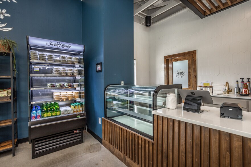 More Photos Of 211 N Weaver St, Gainesville Flex For Sale