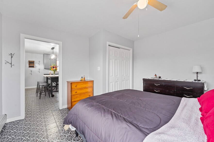 More Photos Of 310 W Irving Park Rd, Wood Dale General Retail For Sale