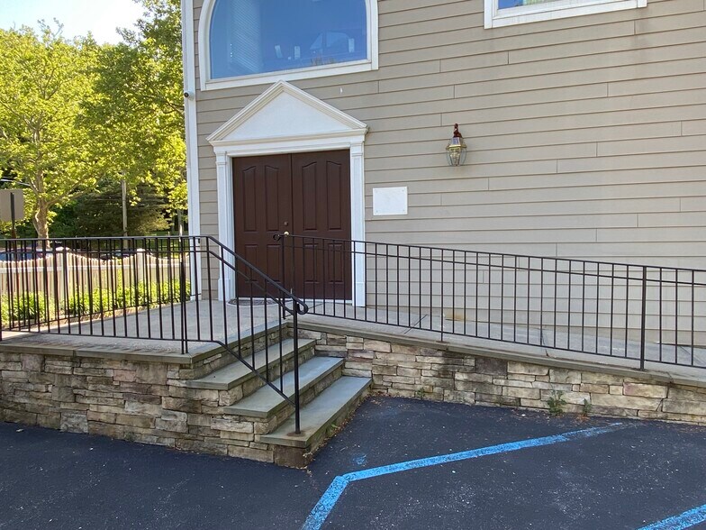 More Photos Of 12 Little Neck Rd, Centerport Storefront Retail Office For Lease