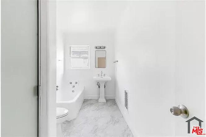 More Photos Of 5846-5852 1/2 Woodman Ave, Van Nuys Apartments For Sale