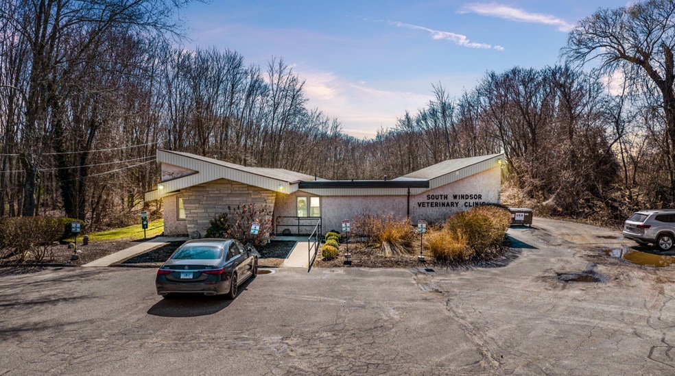 Primary Photo Of 69 Oakland Rd, South Windsor Veterinarian Kennel For Sale