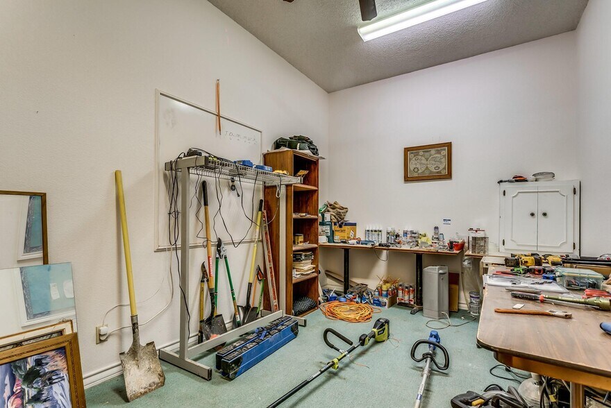 More Photos Of 220 W Lipan Dr, Lipan Religious Facility For Sale