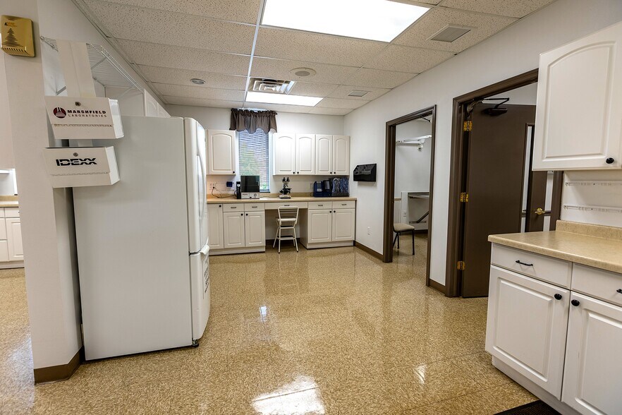 More Photos Of 14605 Velp Ave, Suamico Veterinarian Kennel For Sale