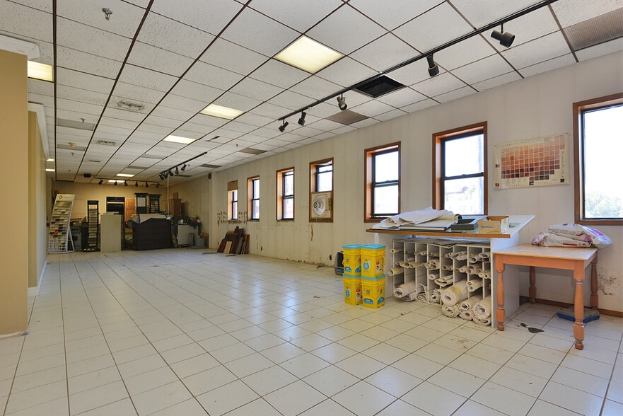 More Photos Of 4202 Astoria Blvd, Astoria Service For Lease