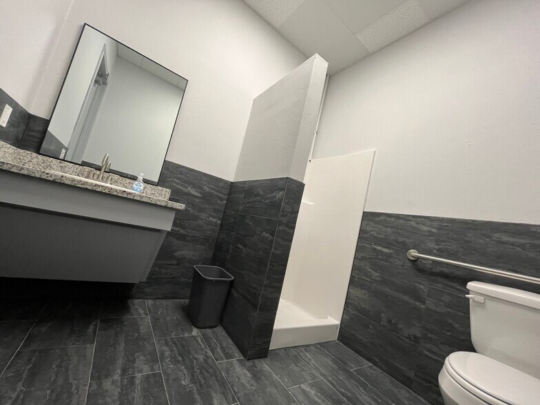 More Photos Of 3740 Mason Rd, Katy Showroom For Lease