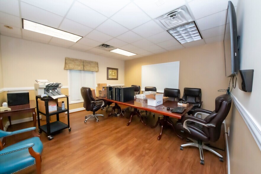 More Photos Of 303 Middletown Pky, Louisville Office For Lease