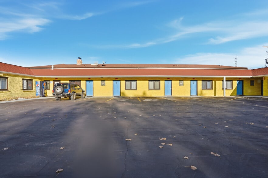 More Photos Of 214 E Cleveland St, Sundance Hotel For Sale
