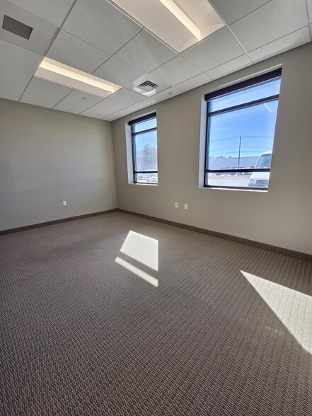 More Photos Of 111 Phoenix Crossing, Bloomfield Showroom For Lease