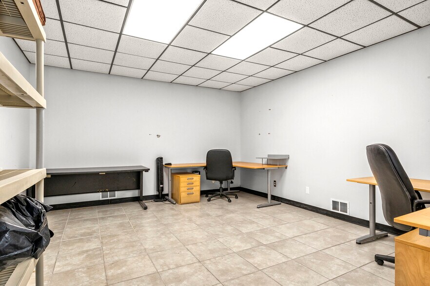 More Photos Of 24724 Lahser Rd, Southfield Office For Sale