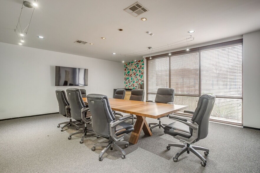 More Photos Of 3108 W 6th St, Fort Worth Office For Lease