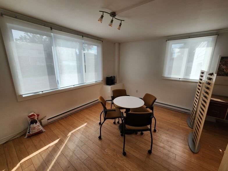 More Photos Of 3994 Boul Saint-Martin O, Laval Storefront Retail Residential For Sale