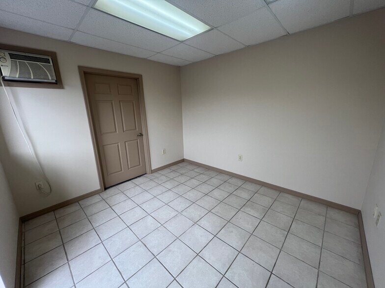 More Photos Of 7610 Industrial Ln, Tampa Warehouse For Lease