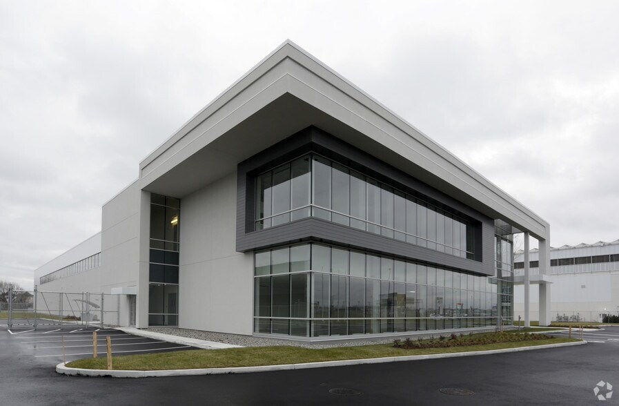 More Photos Of 4160 Hwy Desserte Sud Laval (A-440), Laval Industrial For Lease