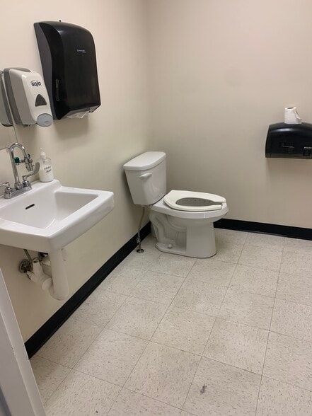 More Photos Of 76 Summer St, Fitchburg Medical For Lease