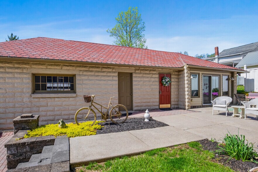 More Photos Of 301 Meyers Ave, Meyersdale Hotel For Sale