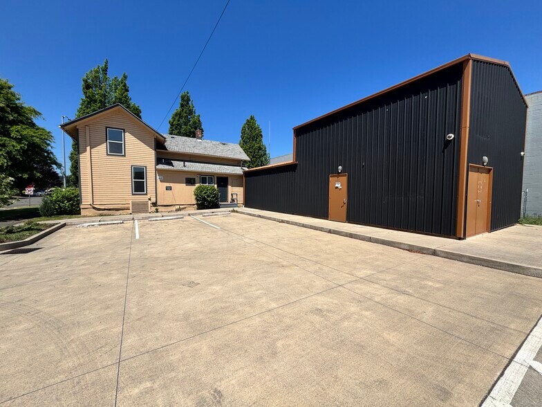 More Photos Of 309 Shipping St NE, Salem Convenience Store For Lease