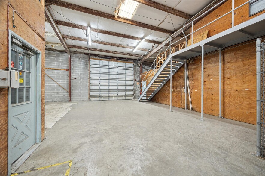 More Photos Of 4311 FM-2351, Friendswood Light Distribution For Sale