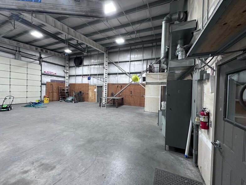 More Photos Of 2203 Queen St, Bellingham Flex For Lease