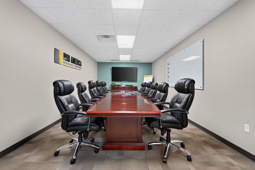 More Photos Of 1567 W Diane St, Ozark Office For Sale