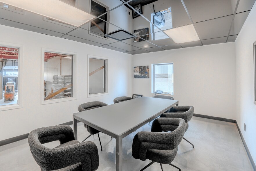 More Photos Of 5520 Boul des Laurentides, Laval Freestanding For Lease