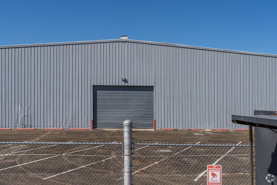 More Photos Of 5800 Surrey Sq, Houston Distribution For Sale