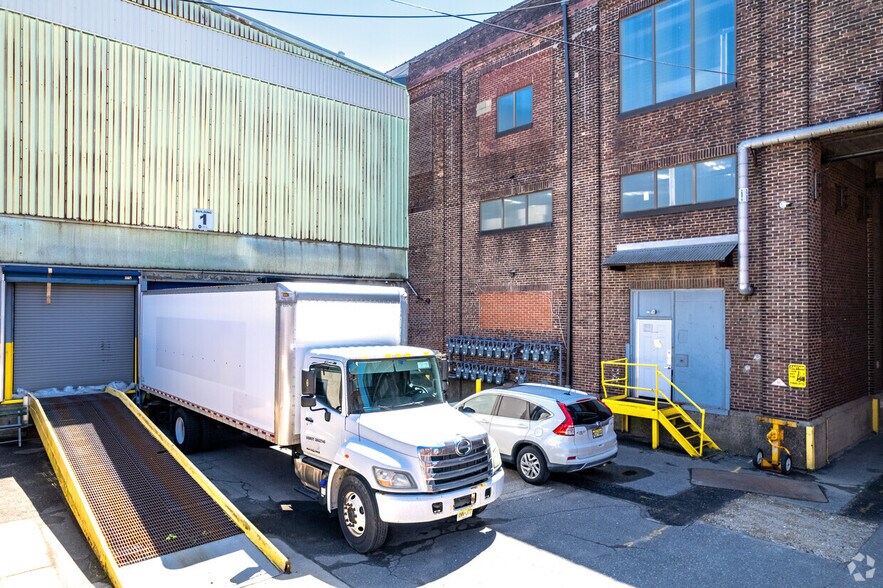 More Photos Of 300 Jefferson St, Camden Warehouse For Lease
