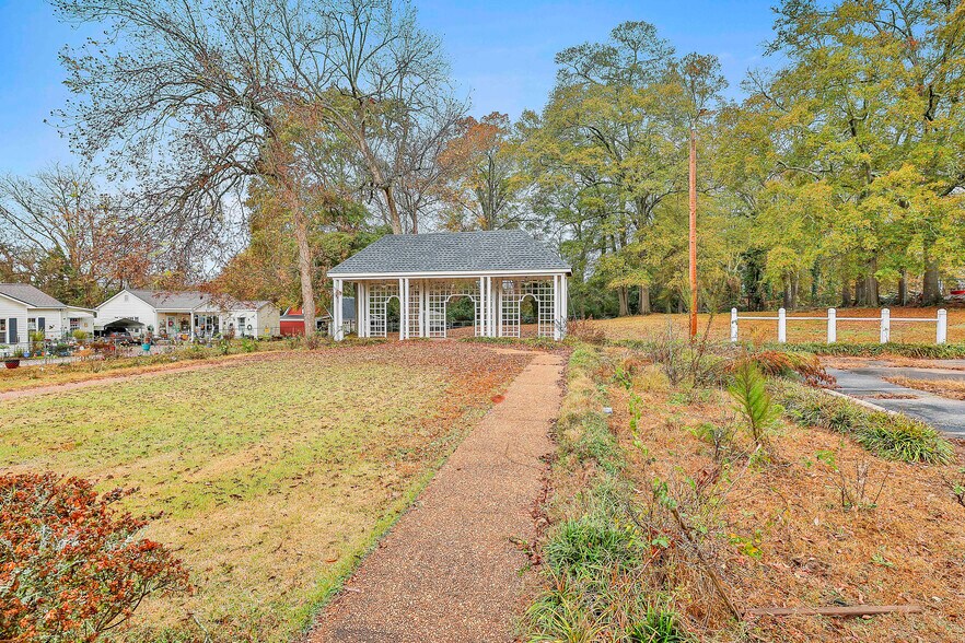 More Photos Of 605 Hill St, Lagrange General Retail For Sale