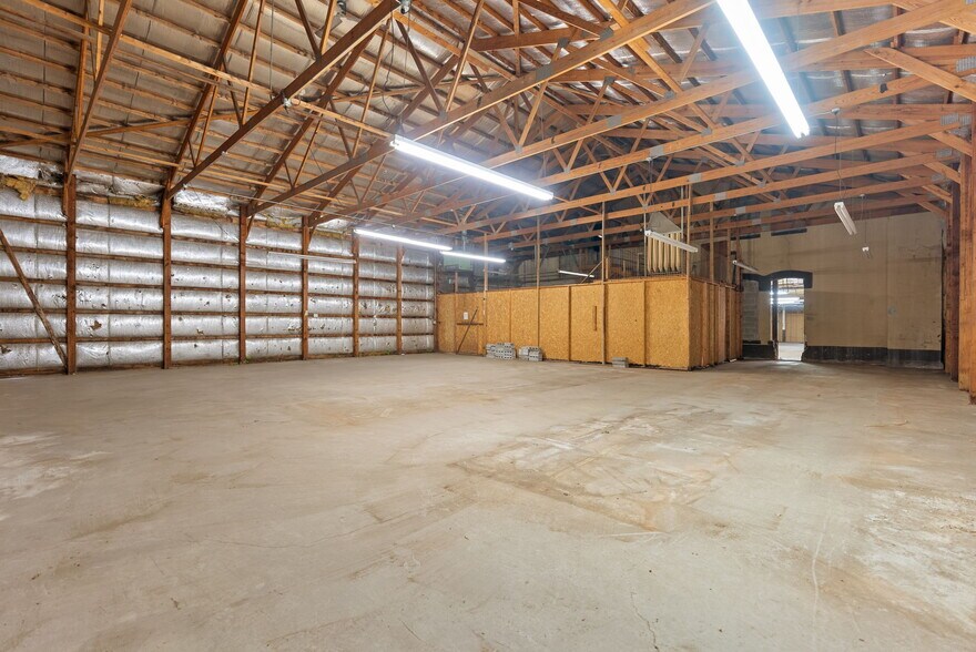 More Photos Of 314 E Market St, Warsaw Showroom For Sale