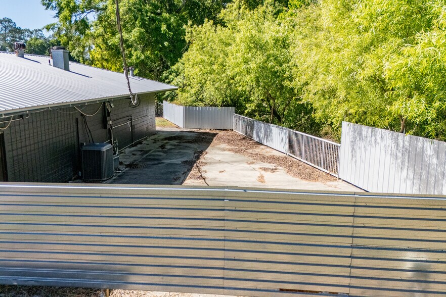 More Photos Of 19510 NE US Hwy 301, Waldo Storefront Retail Office For Sale