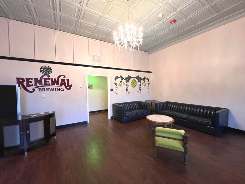 More Photos Of 32 Franklin St, Martinsville Storefront For Sale