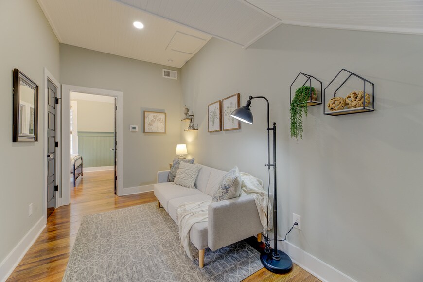 More Photos Of 302 Picadilly St, Columbia Specialty For Sale