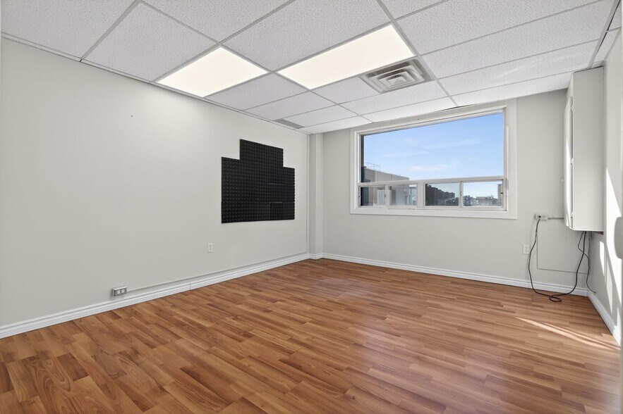 More Photos Of 256-260 Church St, Oakville Storefront Retail Office For Lease