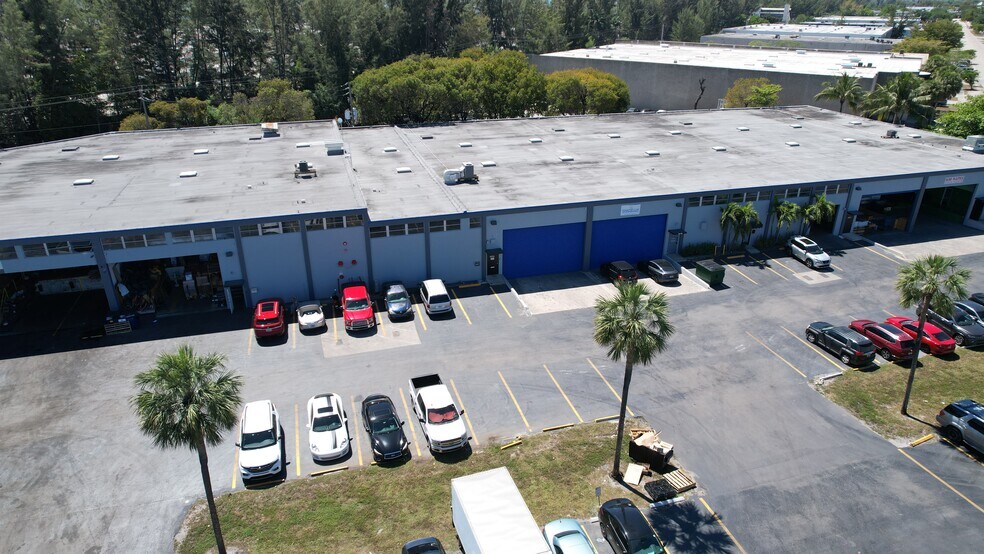 More Photos Of 16401-16413 NW 8th Ave, Miami Distribution For Lease
