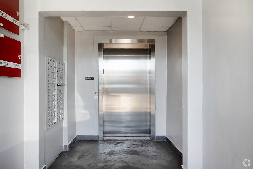 More Photos Of 13755 Roscoe Blvd, Panorama City General Retail For Lease