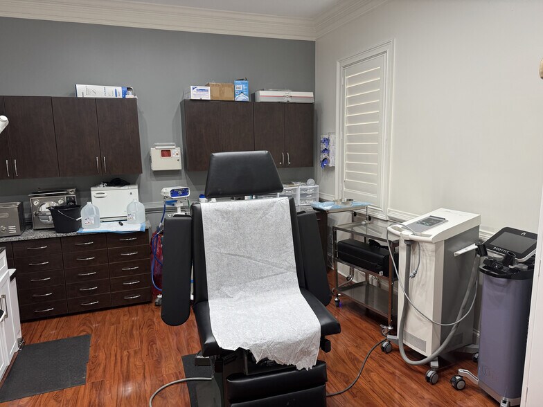 More Photos Of 3535 Roswell Rd, Marietta Medical For Lease