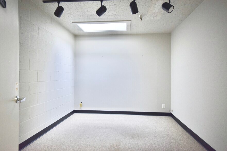 More Photos Of 2801 SE 9th St, Portland Warehouse For Lease