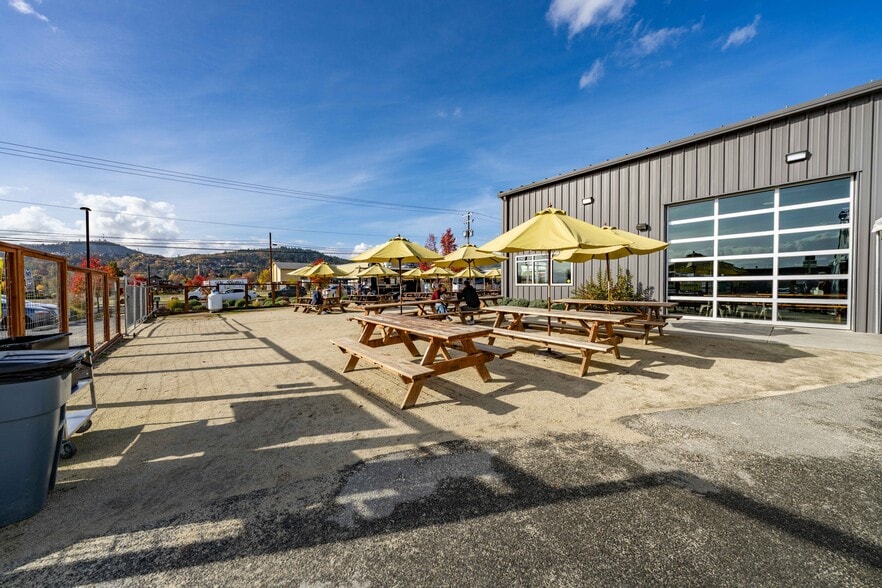 More Photos Of 1863 NW Washington Blvd, Grants Pass General Retail For Sale