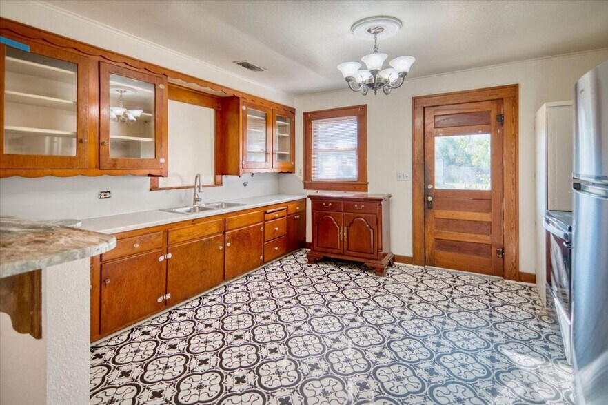 More Photos Of 1007 N Llano St, Fredericksburg Office Residential For Sale