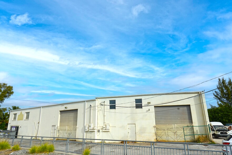 More Photos Of 821 27th St, West Palm Beach Warehouse For Lease