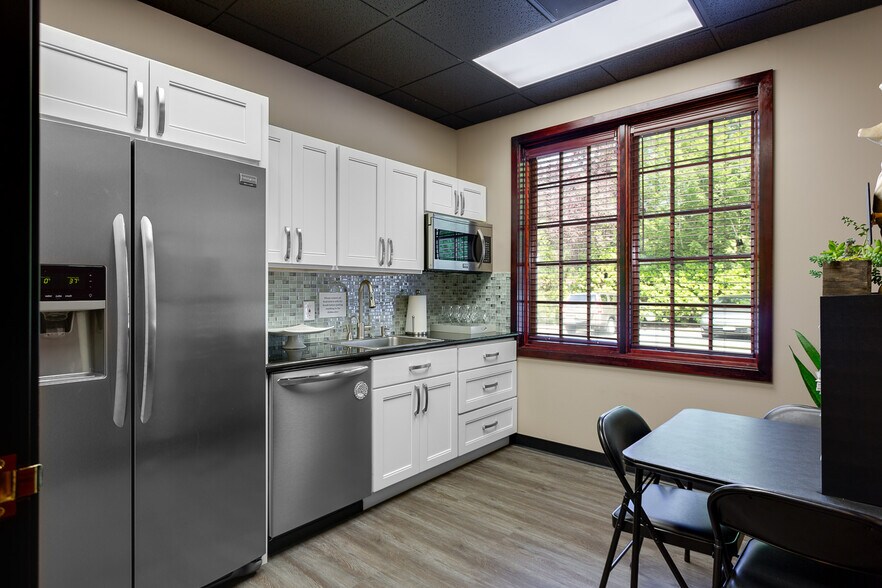 More Photos Of 15540 SW Boones Ferry Rd, Lake Oswego Office For Lease