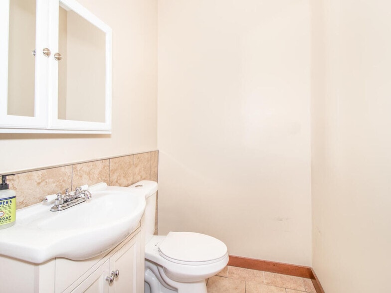 More Photos Of 205-02 Jamaica Ave, Hollis Auto Repair For Sale
