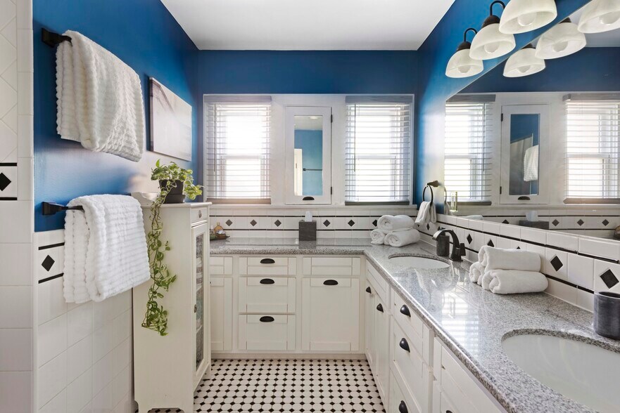 More Photos Of 1569 S Orange Grove Ave, Los Angeles Apartments For Sale