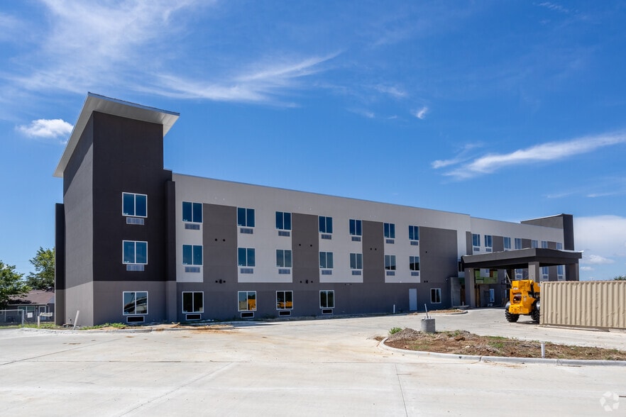 Primary Photo Of 6400 Shady Oaks Manor Dr, Fort Worth Hotel For Sale