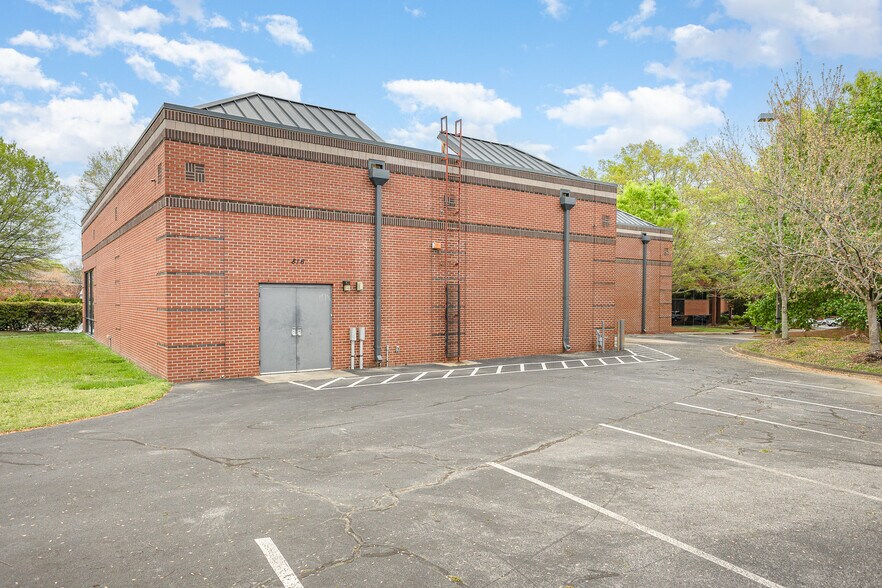 More Photos Of 816 Springfield Commons Dr, Raleigh Freestanding For Lease