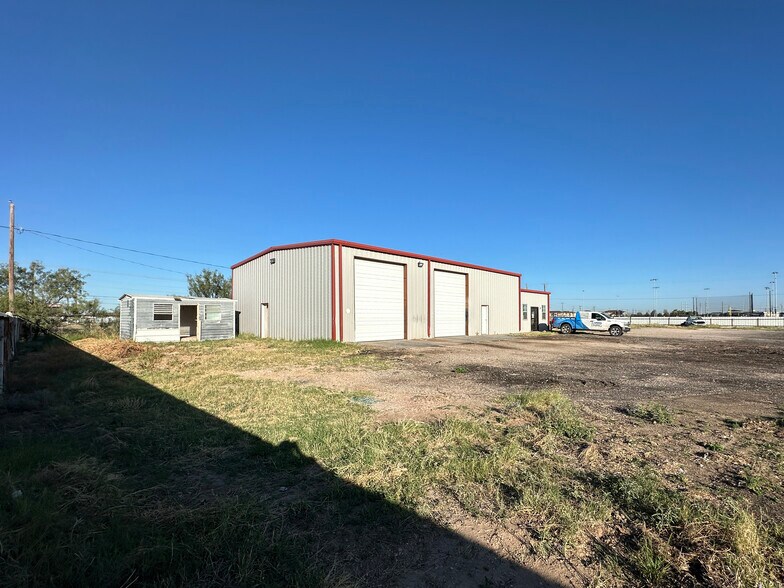 More Photos Of 2227 Wolfcamp Cir, Midland Industrial For Lease