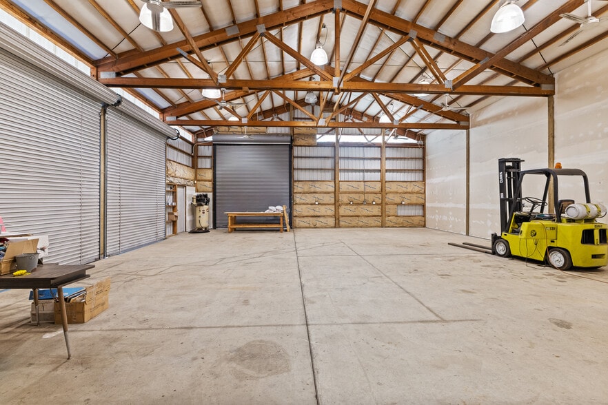 More Photos Of 100 N 7th St, Lakeside Showroom For Sale