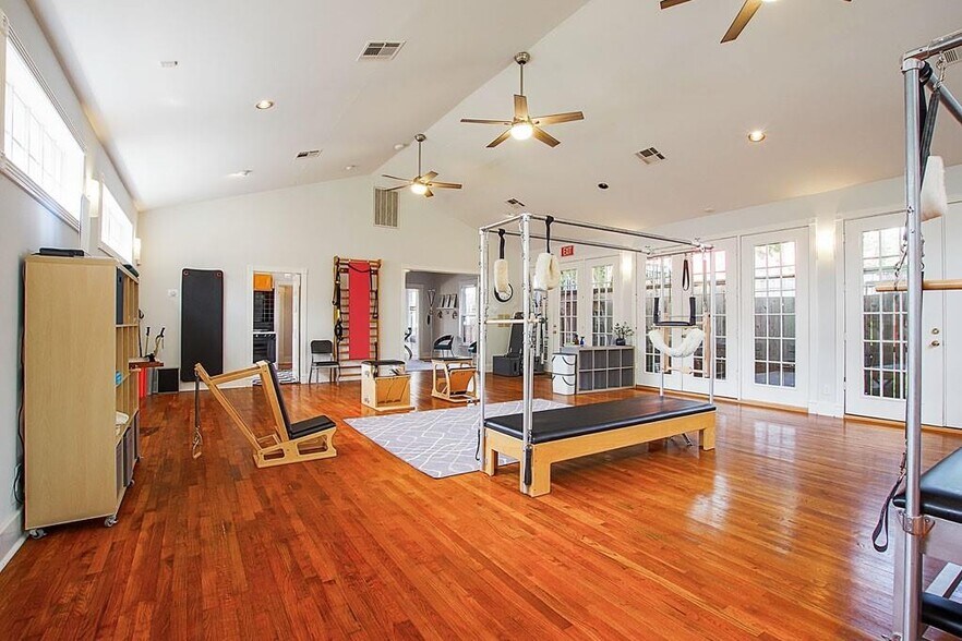 More Photos Of 108 W 10th 1/2 St, Houston Storefront Retail Office For Lease