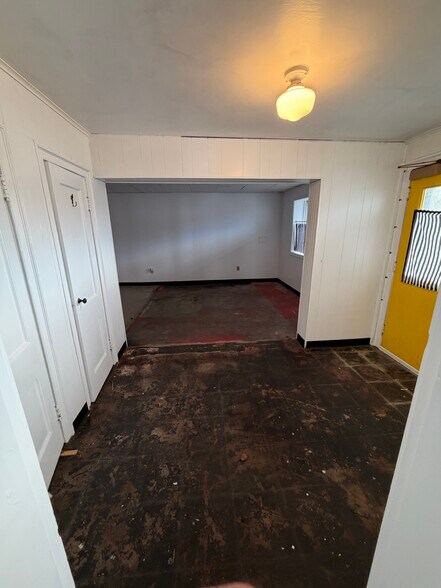 More Photos Of 156 Main St, Warsaw Freestanding For Lease