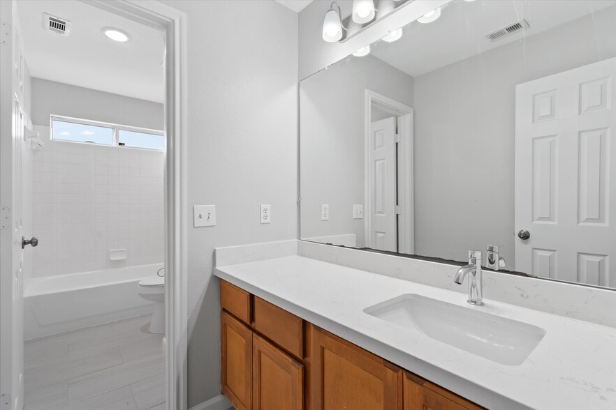 More Photos Of 113 Holmstrom St, Hutto Specialty For Sale