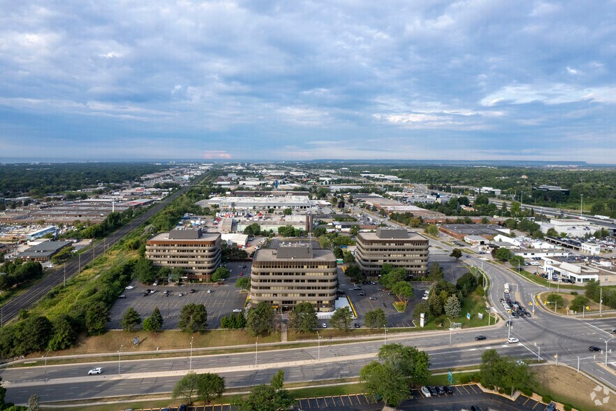 More Photos Of 700 Dorval Dr, Oakville Unknown For Lease